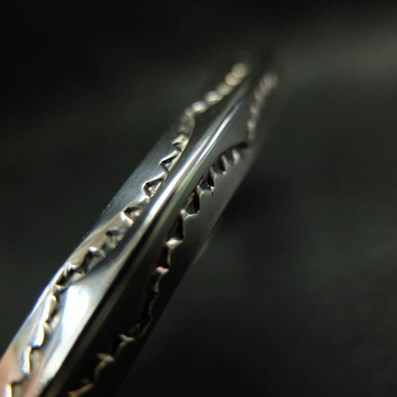 限定品 インディアンジュエリー（ナバホ族）Nora Tahe：ノラ・タエ作　ヘビートライアングル シルバーバングル 2 【2558891335】(13638円)