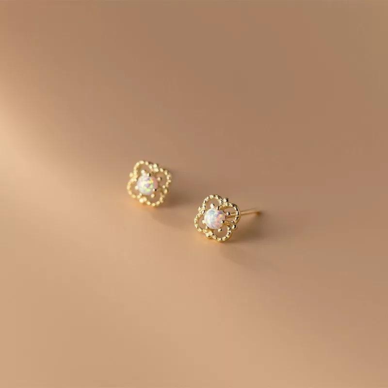 ピアス レディース 小ぶり フラワー ゴールド シンプル 上品 