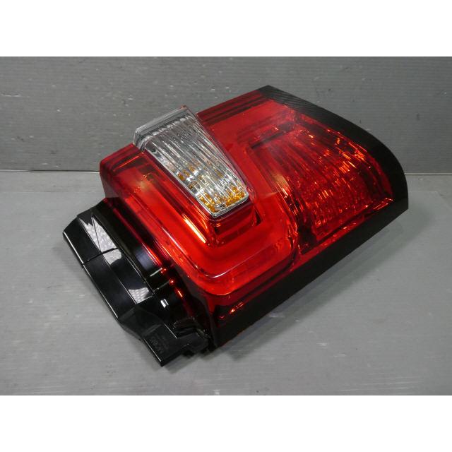 デリカD5 左テールランプ デリカ D5 3DA-CV1W 左 テール ランプ ライト レンズ 8330B137 EFM924