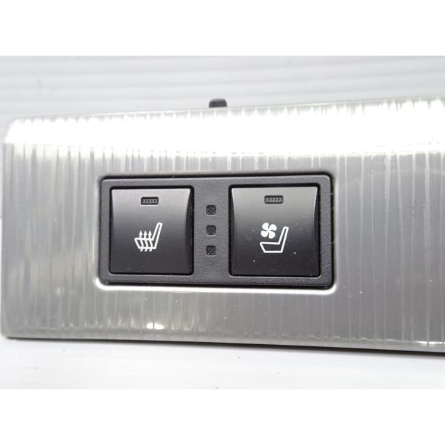 レクサス（LEXUS） GS DBA-GRL10 「シートヒータースイッチ」 1J2