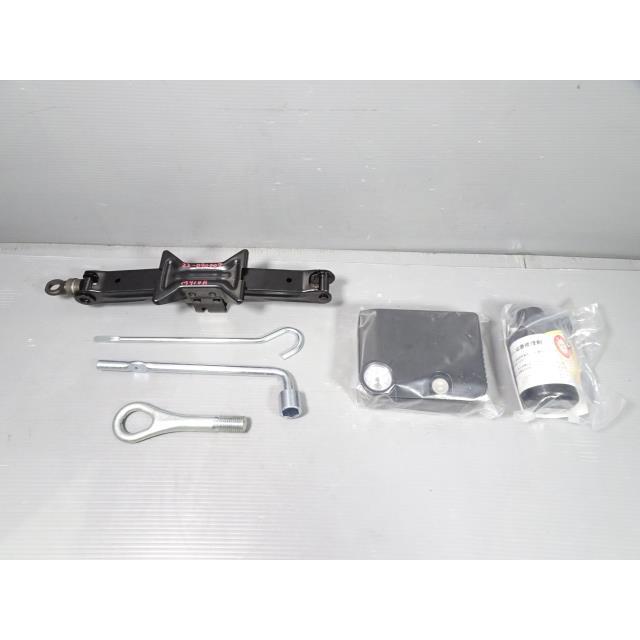 ジャスティ DBA-M910F 車載工具 W24 ジャッキ レンチ パンク修理キット