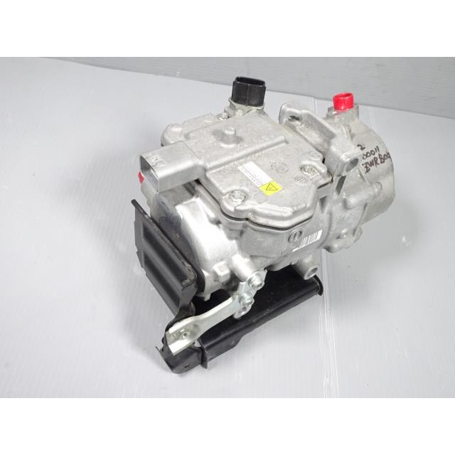 エスクァイア DAA-ZWR80G エアコン コンプレッサー A/C 220 デンソー