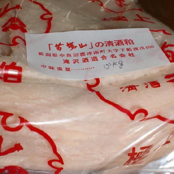 酒粕 苗場山 酒粕（甘酒 粕汁 などに使う 板粕）1kg : 酒と特産品 酒