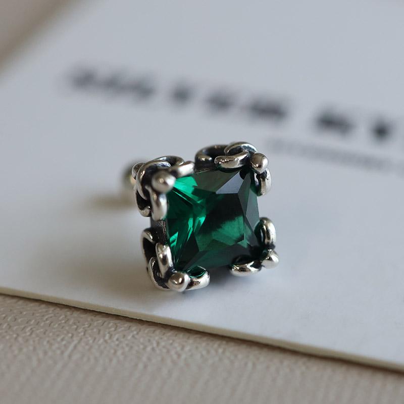 2個で10％OFF 3個で20％OFFクーポン／エメラルドグリーンピアス 一粒 【ラスト】エメラルド色一粒ピアスグリーンシルバーメンカラ推し活緑担当