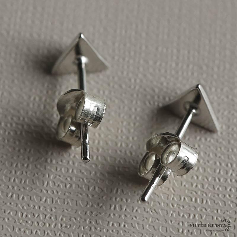 2個で10％OFF 3個で20％OFFクーポン／三角ピアス 小ぶりピアス