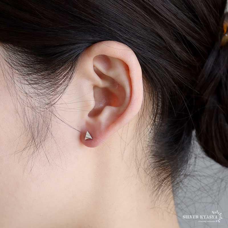 2個で10％OFF 3個で20％OFFクーポン／三角ピアス 小ぶりピアス