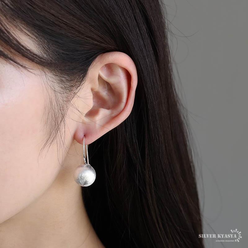 複数買いで最大300円OFFクーポン／シルバー925 ボールピアス マット 