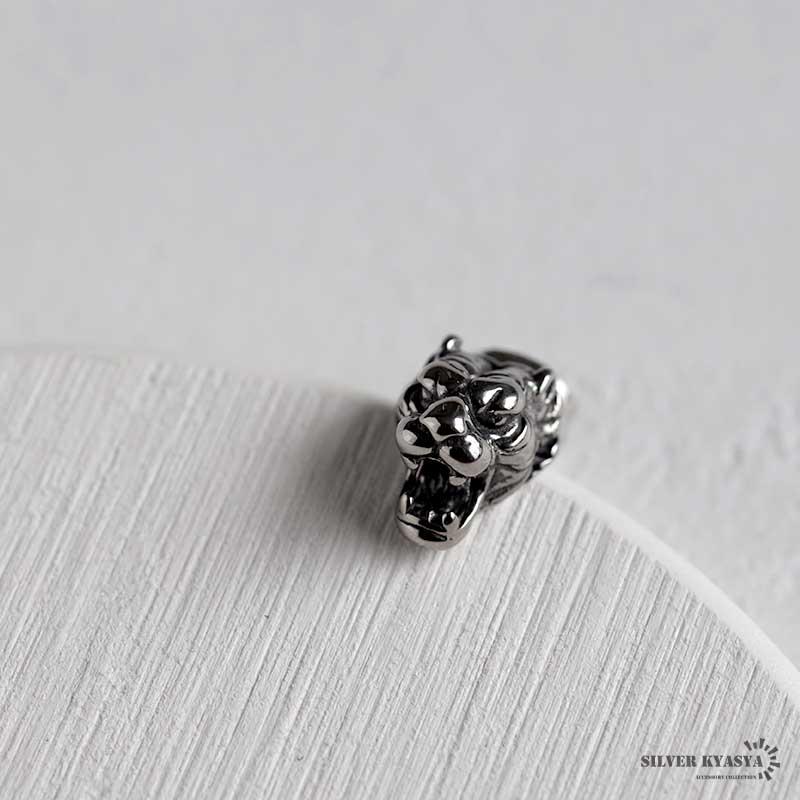 複数買いで最大300円OFFクーポン／虎 タイガーピアス ステンレス 
