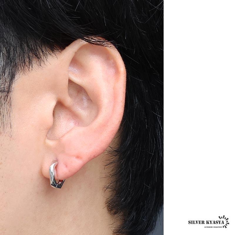 複数買いで最大300円OFFクーポン／シルバー925 ツイストピアス ひねり