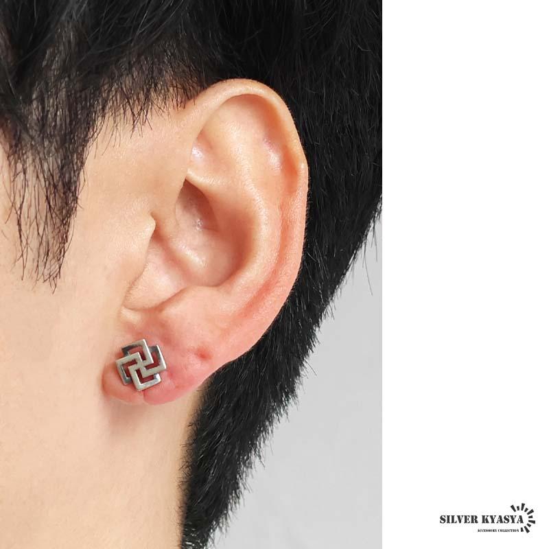 複数買いで最大30％OFFクーポン／シルバー925 卍ピアス 幾何学ピアス
