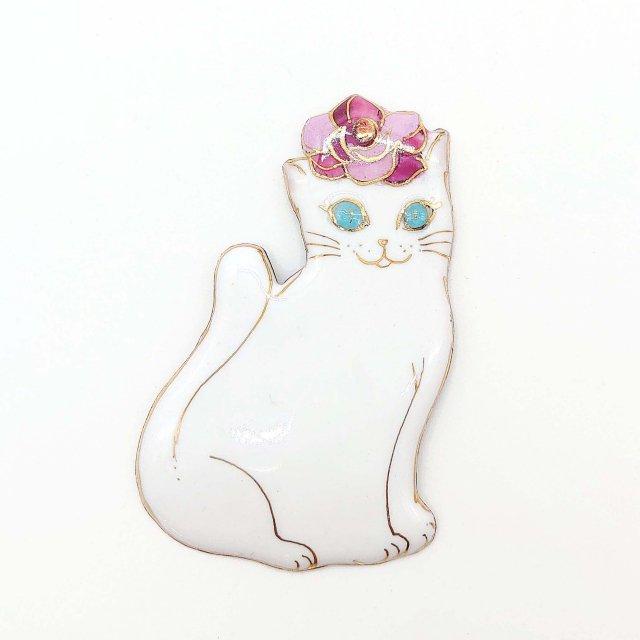 【UncleZ】　七宝焼き　ブローチ バラのティアラ（ピンク）をつけた白い猫｜kyo-megumi