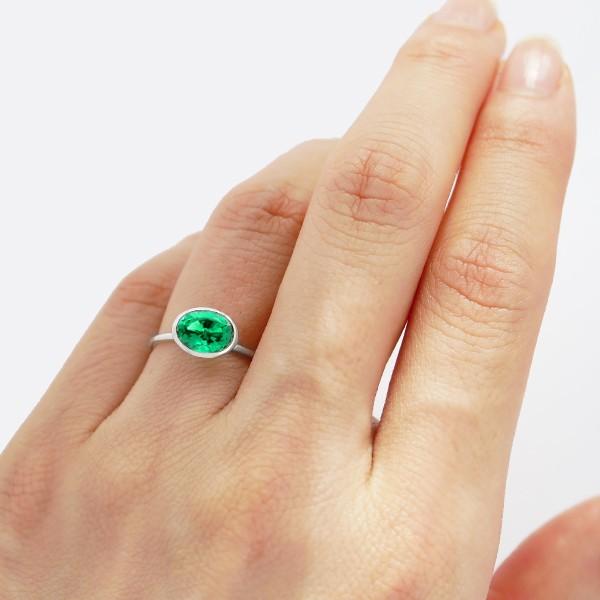 エメラルド リング 指輪 プラチナ 5月誕生石 1カラットサイズ フクリン オーバルカボション プレゼント クレサンベール 京セラ 爆買の画像