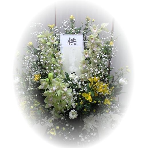 お供えの花 淡い色花の台座供