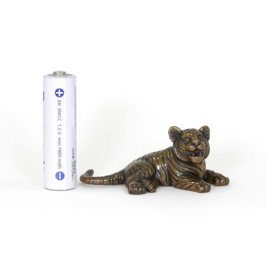 置物 干支（黄銅製）寅・虎・とら　子虎　伏　点金色