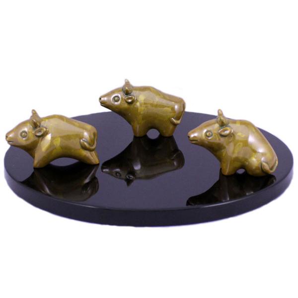 収集品 銅制 細工 臥牛形 文鎮 風水置物 希少 明治時代金工名家山本純民作《唐銅制臥牛銅像席鎮文鎮》 牛の置物 銅製金牛（牛気冲天） 高岡銅器  中国古美術・下鄕収集・青銅製牛尊・殷風・鏨刻高浮彫・ 仿古青銅牛型觥青銅器犧牛觥銘文商周牛型尊犧尊樽古玩山奇藝術｜擺飾 牛の置物 (文鎮？)