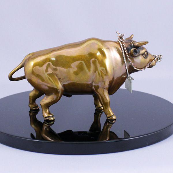 床置物 干支 (黄銅製) 丑・牛・うし 立牛 銀製の絵馬付 現品限り