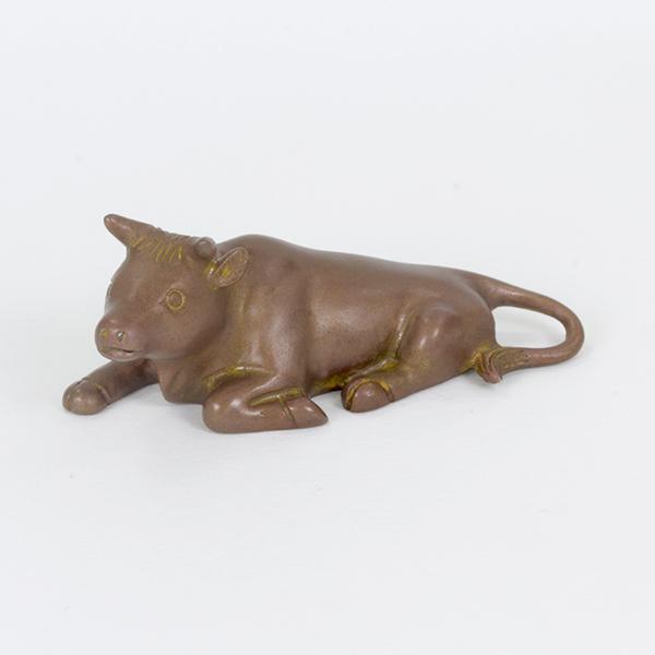 古銅聖牛座像 牛置物アンティークレトロアイアン