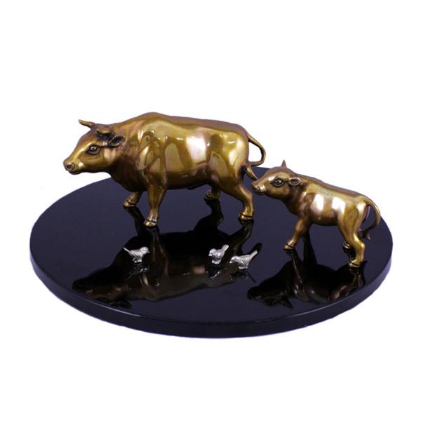 置物 干支 (黄銅製・白銅製) 丑・牛・うし 立牛の親子に雀 : 京都工芸