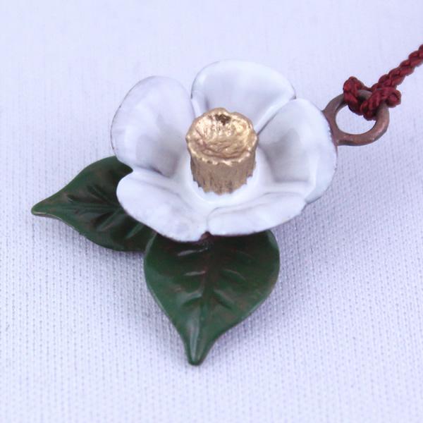 根付（黄銅製） 椿・つばき・ツバキ 二葉 : 京都工芸舎 Yahoo!店