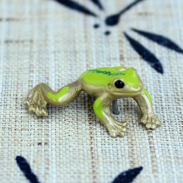 タックピン・ラベルピン・ブローチ（黄銅製）蛙・かえる・カエル 足伸