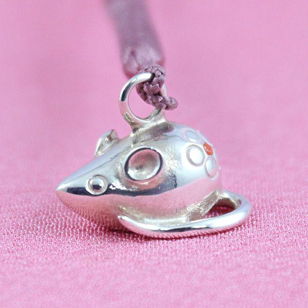 【海】明治金工　銀製　可愛い鼠　ネズミ　重量約97.5g　専用箱付 干支 根付（銀製）子・鼠・ねずみ・ネズミ デフォルメ 梅模様 彩色