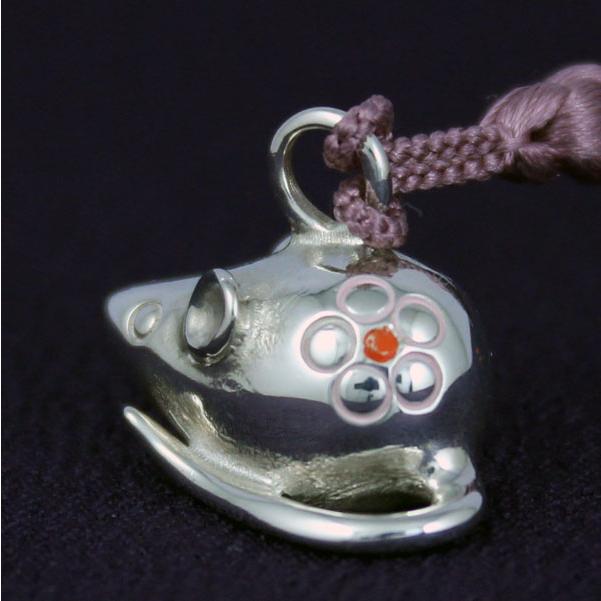 干支 根付（銀製）子・鼠・ねずみ・ネズミ デフォルメ 梅模様 彩色