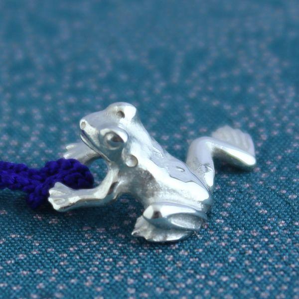 根付（銀製）蛙・かえる・カエル 足伸 豆 : 京都工芸舎 Yahoo!店