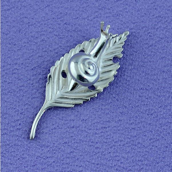 タックピン・ラベルピン・ブローチ（銀製）木の葉に蝸牛 このは・かたつむり