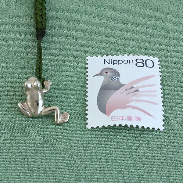根付 （白銅製） 蛙・かえる・カエル 足伸 豆 : 京都工芸舎