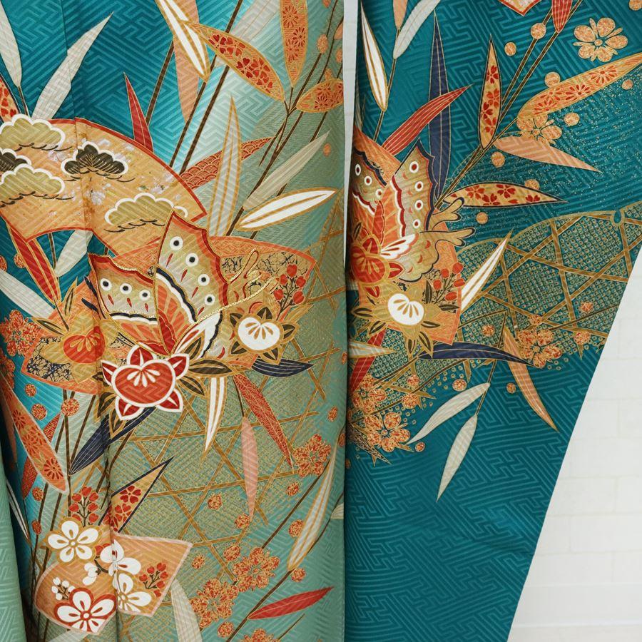 Ｓお仕立て上がり正絹振袖　青色、緑色、朱色地に孔雀柄　金糸刺繍 振袖 中古 正絹 格安 安い 美品 リサイクル 仕立て上がり 晴れ着 着物