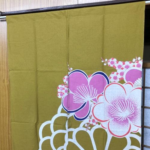 のれん ロング丈 菊紋に梅柄 金茶色 和柄 インテリア 玄関 和風 暖簾 綿 贈り物 プレゼント 菊 梅 ウメ うめ 山吹色 82cm×