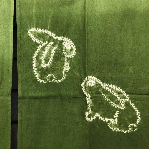 草木染めのれん ロング丈 うさぎ柄 絞り柄 のれん グリーン