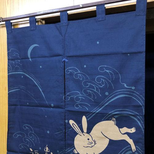 暖簾　うさぎ Amazon｜のれん うさぎ 兎 ウサギ 花 可愛い 洗える アニメ 暖簾