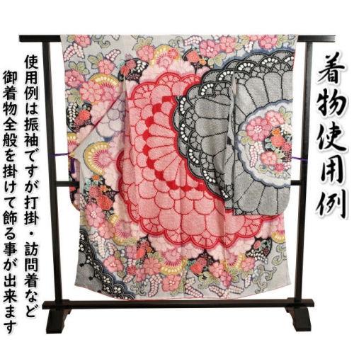 漆塗り　黒の木製衣桁 花の絵柄付き　着物掛け　着物ハンガー　衣桁　骨董品 衣桁 着物用飾り台 木製 着物を美しく飾る着物衣桁 黒地 日本製 大衣桁