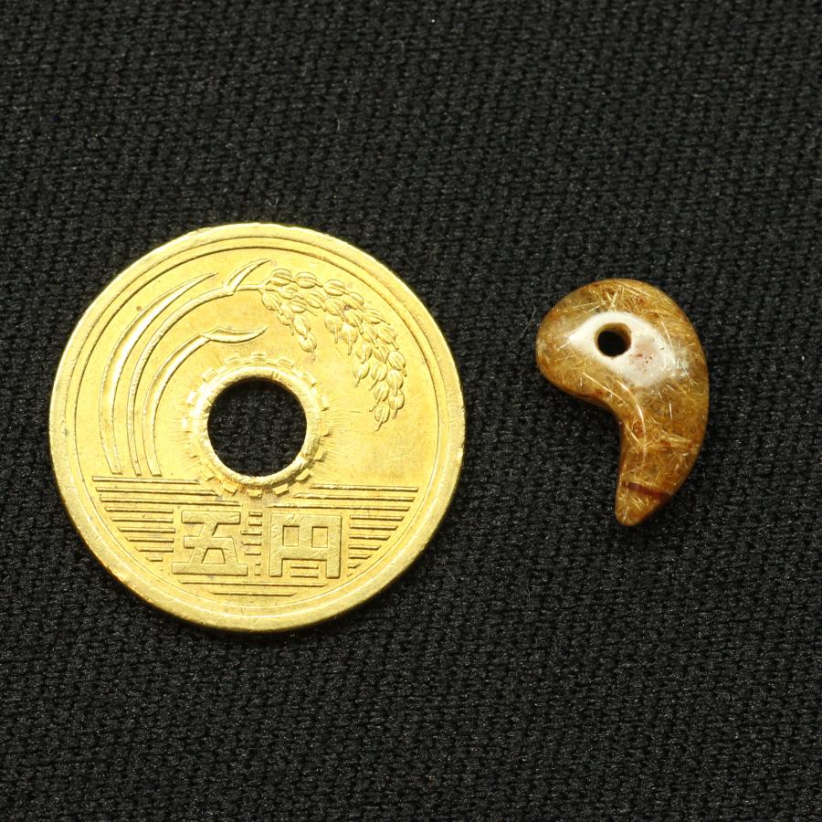 天然石 勾玉ゴールドルチル 約0.8g 濃密に詰まった黄金の輝き 仕事運 成功 お守り GHM20 交換用ゴム付＆巾着付 財運 石 京海堂の画像