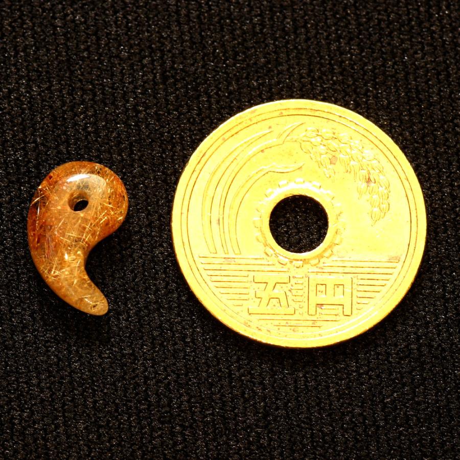 天然石 勾玉ゴールドルチル 約0.7g 濃厚なルチルの存在感 仕事運 成功 お守り GHM24 交換用ゴム＆巾着付 財運 石 京海堂の画像