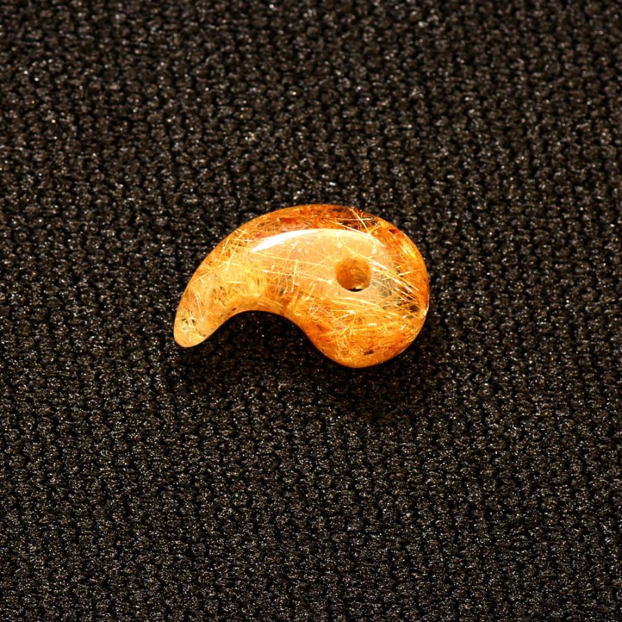 天然石 勾玉ゴールドルチル 約0.7g 濃厚なルチルの存在感 仕事運 成功 お守り GHM24 交換用ゴム＆巾着付 財運 石 京海堂の画像