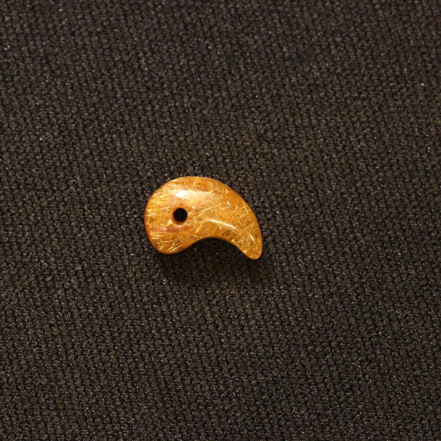 天然石 勾玉ゴールドルチル 約1.1g きらきらと上品な輝き 仕事運 成功 お守り GHM29 スエードコードor交換用ゴム付＆巾着付 財運 石 京海堂の画像