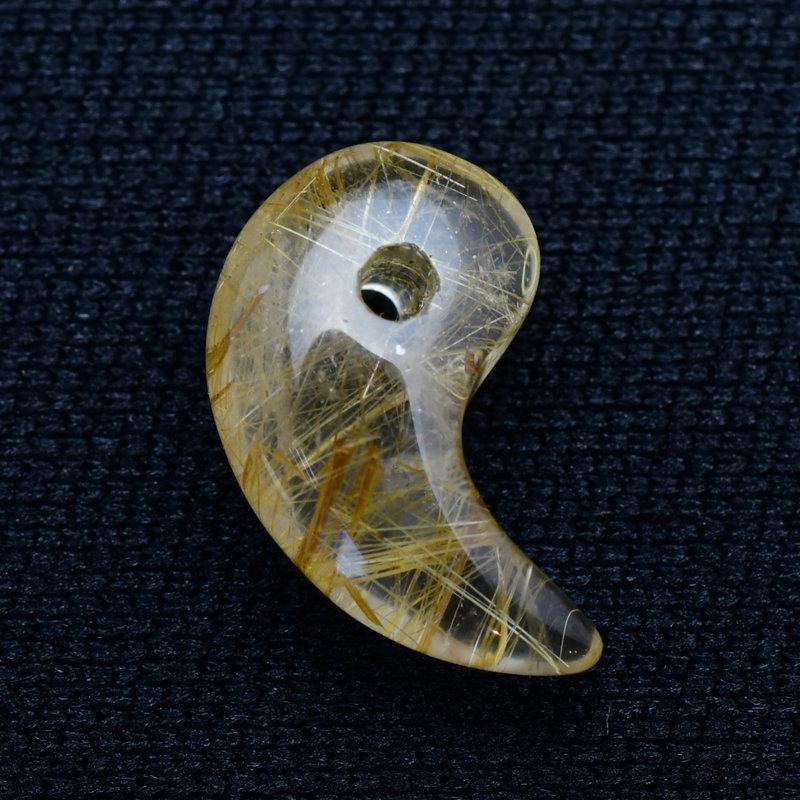 幸運を呼ぶ金色勾玉】人気 勾玉 ゴールド ルチル クォーツ 一点物