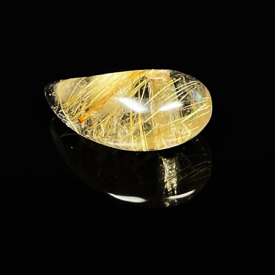 1本の光が差し込む!! 一点物 ゴールドタイチンルチル 勾珠Ｍ R8 0 金針水晶 不思議な力 天然石 最強金運の画像