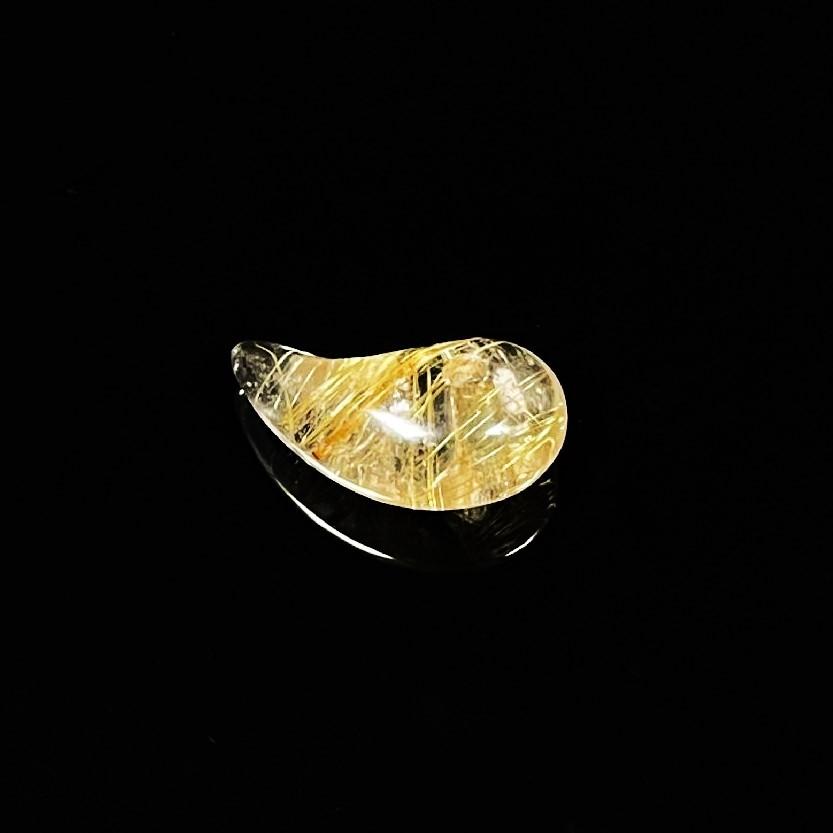 1本の光が差し込む!! 一点物 ゴールドタイチンルチル 勾珠Ｍ R8 0 金針水晶 不思議な力 天然石 最強金運の画像