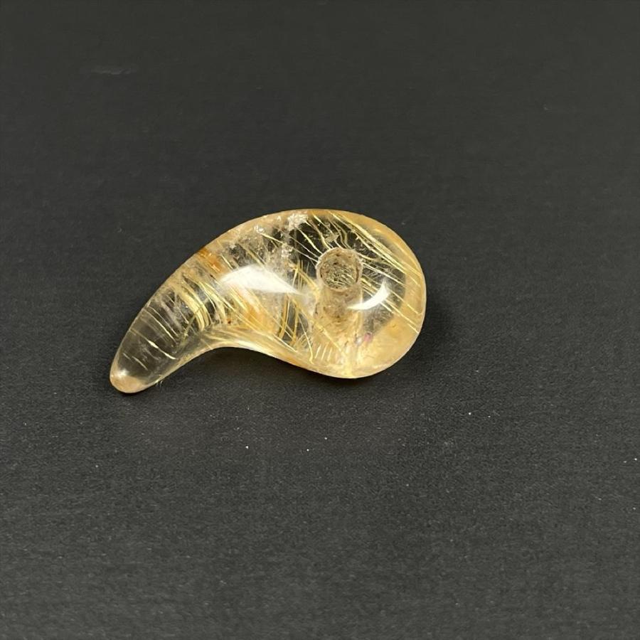 1本の光が差し込む!! 一点物 ゴールドタイチンルチル 勾珠Ｍ R8 0 金針水晶 不思議な力 天然石 最強金運の画像