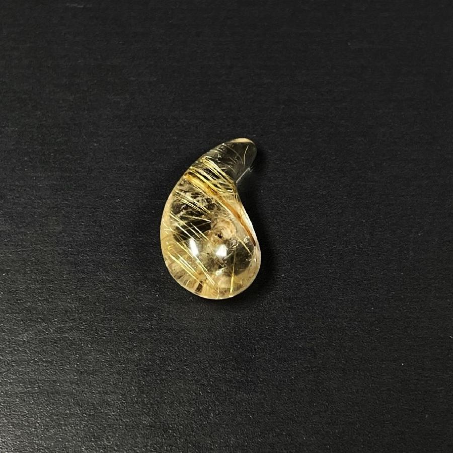 1本の光が差し込む!! 一点物 ゴールドタイチンルチル 勾珠Ｍ R8 0 金針水晶 不思議な力 天然石 最強金運の画像