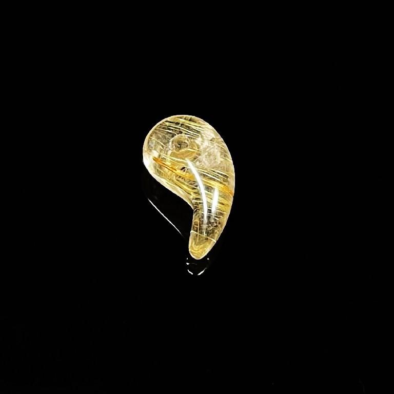 1本の光が差し込む!! 一点物 ゴールドタイチンルチル 勾珠Ｍ R8 0 金針水晶 不思議な力 天然石 最強金運の画像