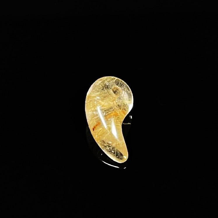 1本の光が差し込む!! 一点物 ゴールドタイチンルチル 勾珠Ｍ R8 0 金針水晶 不思議な力 天然石 最強金運の画像