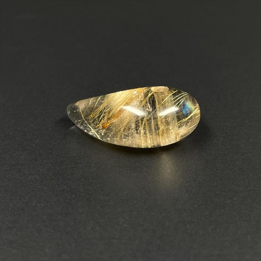 1本の光が差し込む!! 一点物 ゴールドタイチンルチル 勾珠Ｍ R8 0 金針水晶 不思議な力 天然石 最強金運の画像