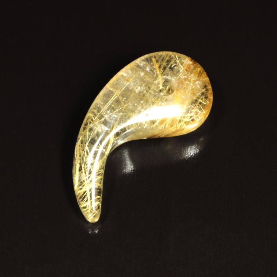 透明感があり鋭い形が素敵 一点物 タイチンルチル 勾珠Ｍ R87 金針水晶 お守り効果 力が宿る 天然石   プレゼントの画像