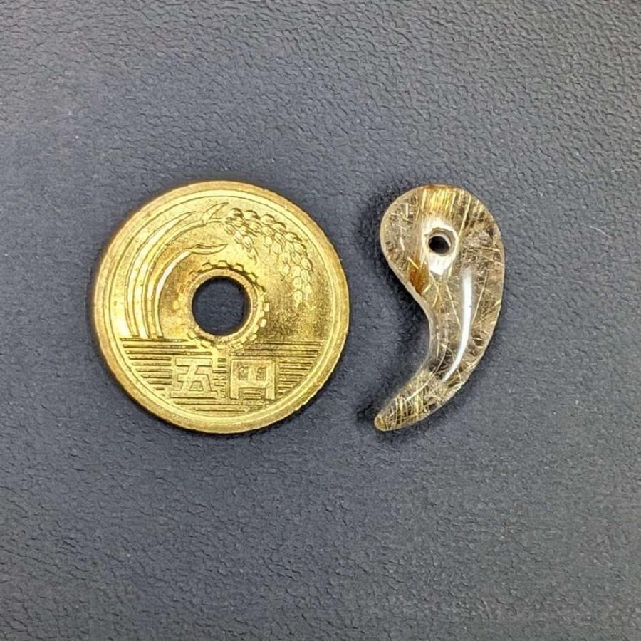 透明感があり鋭い形が素敵 一点物 タイチンルチル 勾珠Ｍ R87 金針水晶 お守り効果 力が宿る 天然石   プレゼントの画像