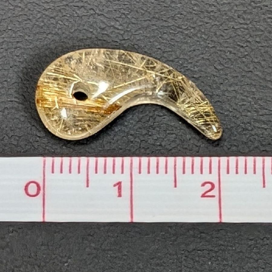透明感があり鋭い形が素敵 一点物 タイチンルチル 勾珠Ｍ R87 金針水晶 お守り効果 力が宿る 天然石   プレゼントの画像