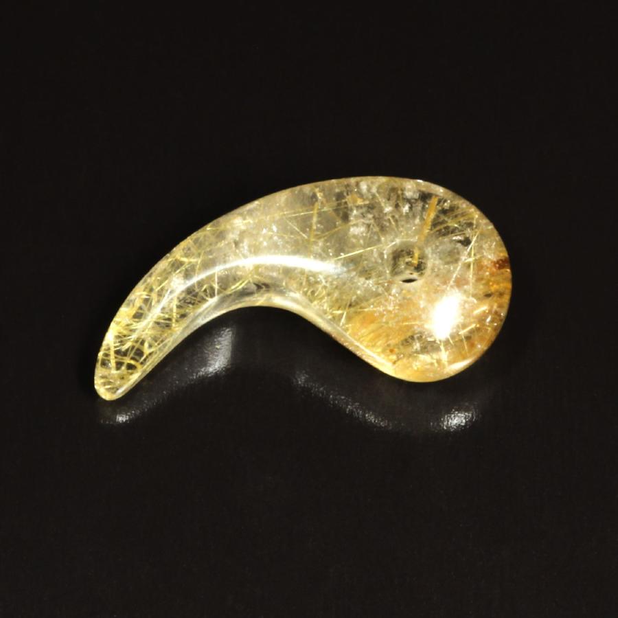 透明感があり鋭い形が素敵 一点物 タイチンルチル 勾珠Ｍ R87 金針水晶 お守り効果 力が宿る 天然石   プレゼントの画像